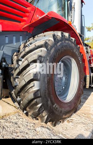 Grande roue du nouveau tracteur agricole moderne Kirovets K 4 Banque D'Images