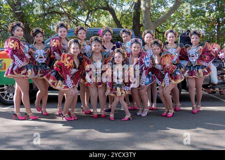 14 membres du groupe de danse folklorique San Simon posent pour une photo avant le défilé bolivien de la fête à Jackson Heights, Queens, New york. Banque D'Images