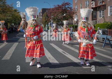 Défileurs danseurs en masques et costumes étonnants du groupe de danse Centro Cultural Bolivia au Bolivian Day Parade à Jackson Heights, Queens, New York. Banque D'Images