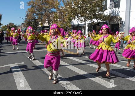 Les hommes et les femmes du groupe de danse folklorique bolivien américain FSCB se produisent au Bolivia Day Parade à Jackson Heights, Queens, New York. Banque D'Images