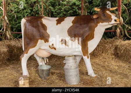 Vache modèle pour enseigner aux enfants comment traire dans un cadre éducatif sur le thème de la ferme. Concept d'apprentissage agricole et activités des enfants Banque D'Images