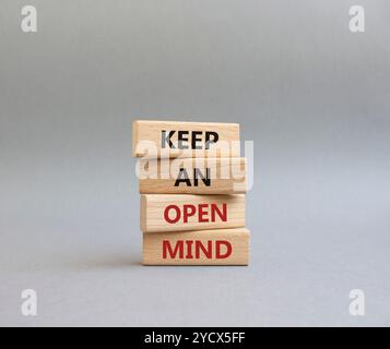 Gardez un symbole d'ouverture d'esprit. Les blocs de bois avec des mots gardent un esprit ouvert. Beau fond gris. Et gardez un concept d'ouverture d'esprit. Copier l'espace. Banque D'Images