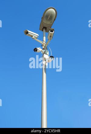 Caméras de surveillance montées sur le lampadaire Banque D'Images