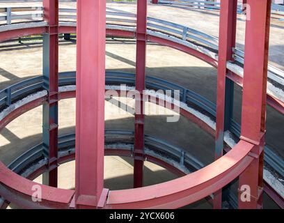 Rampe circulaire dans le garage de stationnement moderne à plusieurs niveaux Banque D'Images