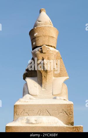 Monument de sphinx vieux de 3500 mille ans recouvert de neige en équipé Pétersbourg, Russie. Cette sculpture a été achetée par le gouvernement russe au début du 19e. Banque D'Images