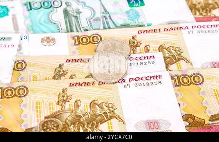 Roubles russes pièces de monnaie se trouvant sur différents billets de banque de devises de gros plan Banque D'Images