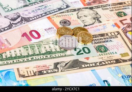 Pièces de roubles russes se trouvant sur différentes devises billets de banque euro et dollars près Banque D'Images