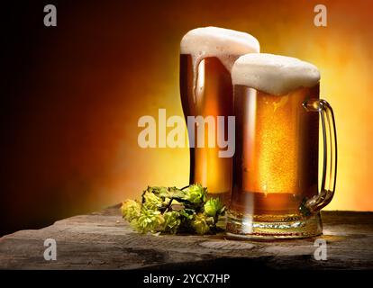 Deux verres de bière et le houblon sur la table Banque D'Images