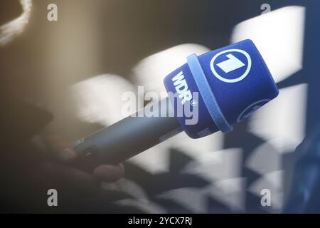 Nuremberg, Allemagne. 24 octobre 2024. Habillage des athlètes DSV (Association allemande de ski) au MesseCongressCentrum. Un microphone de ARD et WDR (Westdeutscher Rundfunk). Crédit : Daniel Löb/dpa/Alamy Live News Banque D'Images