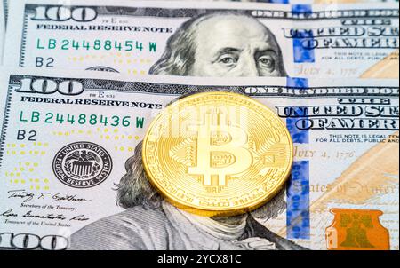 Crypto-monnaie numérique Bitcoin or couché sur des billets de dollar américain Banque D'Images