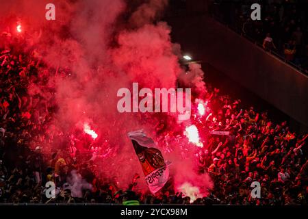 Tunis, Tunisie. 16 mars 2024. Des flammes sont vues lors d'un match de football entre espérance sportive de Tunis (est) et Club Africain (CA), après que les fans de l'est auraient allumé les flammes au stade Rades à Tunis. Le match fait partie du Championnat de Tunisie Banque D'Images