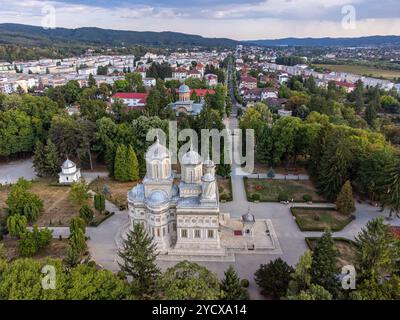 Drone aérien vue de Curtea de Arges avec votre monastère, Roumanie Banque D'Images