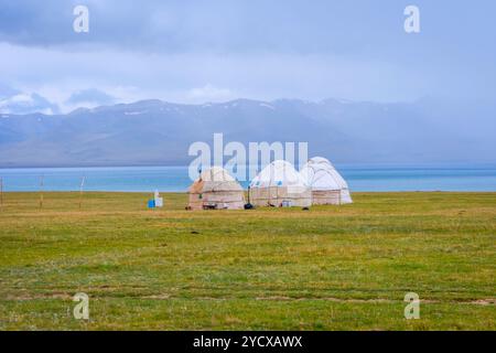 Yourtes, maisons nomades typiques au bord du lac Song Kul, Kirghizistan Banque D'Images