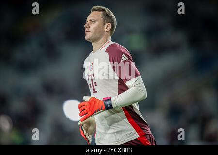 Barcelone, Espagne. 23 octobre 2024. Le gardien Manuel Neuer (FC Bayern Munich) se réchauffe lors d'un match de Ligue des Champions de l'UEFA entre le FC Barcelone et le Bayern Munich à l'Estadi Olimpic Lluís Companys. Score final : FC Barcelona 4 - Bayern Munich 1. Crédit : SOPA images Limited/Alamy Live News Banque D'Images