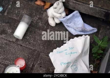 Messages et bougies laissés à Dundalk, Co Louth, alors que l’enquête de la Garda sur le meurtre présumé de Kyran Durnin, huit ans, se poursuit. Date de la photo : jeudi 24 octobre 2024. Banque D'Images