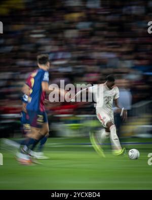 Barcelone, Espagne. 23 octobre 2024. Alphonso Davies (FC Bayern Munich) vu en action lors d'un match de l'UEFA Champions League entre le FC Barcelone et le Bayern Munich à l'Estadi Olimpic LluÌs Companys. Score final : FC Barcelona 4 - Bayern Munich 1. Crédit : SOPA images Limited/Alamy Live News Banque D'Images