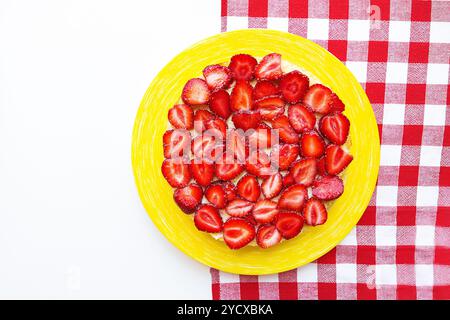 Lumineux et délicieux gâteau aux fraises sur une serviette rouge dans une cage Banque D'Images