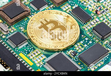 Bitcoin d'or de crypto-monnaie numérique reposant sur un composant informatique électronique. Concept commercial de la nouvelle monnaie virtuelle Banque D'Images