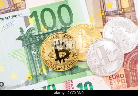 Pièces Cryptocurrency allongé sur les billets en euros. Concept d'affaires de nouveau l'argent virtuel Banque D'Images