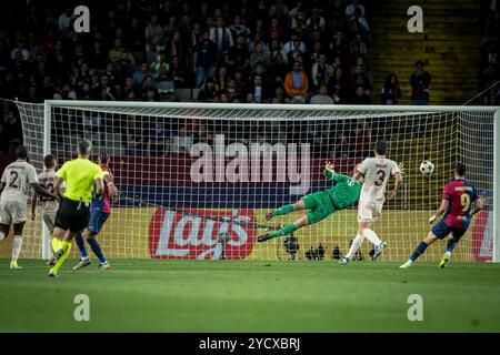 Raphael Dias Belloli 'Raphinha' (FC Barcelone) marque lors d'un match de l'UEFA Champions League entre le FC Barcelone et le Bayern Munich à Estadi Olimpic Lluís Companys. Score final : FC Barcelona 4 - Bayern Munich 1. (Photo de Felipe Mondino / SOPA images/SIPA USA) Banque D'Images