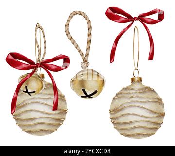 Jouet d'arbre de Noël, boule avec cloche d'or et arc rouge composition d'aquarelle sur blanc. Illustration dessinée à la main pour les conceptions du nouvel an et des vacances d'hiver dans un style réaliste. Banque D'Images