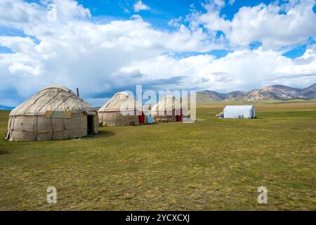 Yourtes, maisons nomades typiques au bord du lac Song Kul, Kirghizistan Banque D'Images