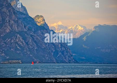 Lago di Garda et hautes falaises voir Banque D'Images