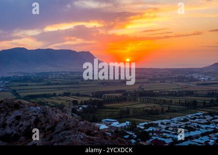 Vue sur Osh au coucher du soleil, Kirghizistan Banque D'Images