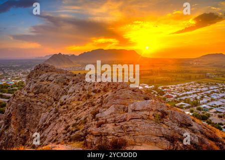 Vue sur Osh au coucher du soleil, Kirghizistan Banque D'Images