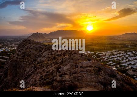 Vue sur Osh au coucher du soleil, Kirghizistan Banque D'Images