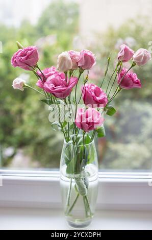 Beau bouquet de fleurs rose vif Banque D'Images