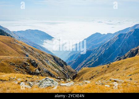 Montagnes dorées et mer de nuages, Lagodekhi, Géorgie Banque D'Images