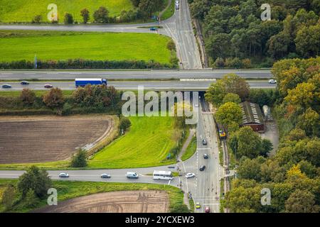 Luftbild, Straßenverkehr Weseler Straße mit Autobahn-Zubringer und Autobahnbrücke der Autobahn A3, rechts ein Park und Ride Parkplatz, Baustelle am Fußweg, Hünxe, Niederrhein, Rhénanie du Nord-Westphalie, Deutschland ACHTUNGxMINDESTHONORARx60xEURO *** vue aérienne, trafic routier Weseler Straße avec route d'accès et pont autoroutier de l'autoroute A3, sur la droite un parc de stationnement, chantier sur le sentier pédestre, Hünxe, Bas Rhin, Rhénanie du Nord-Westphalie, Allemagne ATTENTIONxMINDESTHONORARx60xEURO Banque D'Images