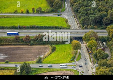 Luftbild, Straßenverkehr Weseler Straße mit Autobahn-Zubringer und Autobahnbrücke der Autobahn A3, Park und Ride Parkplatz, Baustelle am Fußweg, Hünxe, Niederrhein, Rhénanie du Nord-Westphalie, Deutschland ACHTUNGxMINDESTHONORARx60xEURO *** vue aérienne, trafic routier Weseler Straße avec route de desserte et pont autoroutier de l'autoroute A3, parc et parking, chantier de construction sur sentier, Hünxe, Bas Rhin, Rhénanie du Nord-Westphalie, Allemagne ATTENTIONxMINDESTHONORARx60xEURO Banque D'Images