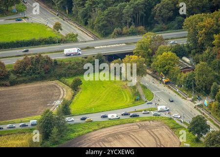 Luftbild, Straßenverkehr Weseler Straße mit Autobahn-Zubringer und Autobahnbrücke der Autobahn A3, Park und Ride Parkplatz, Baustelle am Fußweg, Hünxe, Niederrhein, Rhénanie du Nord-Westphalie, Deutschland ACHTUNGxMINDESTHONORARx60xEURO *** vue aérienne, trafic routier Weseler Straße avec route de desserte et pont autoroutier de l'autoroute A3, parc et parking, chantier de construction sur sentier, Hünxe, Bas Rhin, Rhénanie du Nord-Westphalie, Allemagne ATTENTIONxMINDESTHONORARx60xEURO Banque D'Images