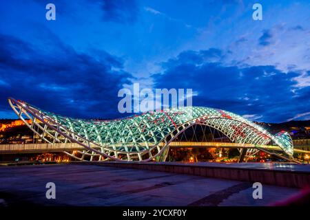 Tbilissi, Géorgie - 14 OCTOBRE : pont moderne de Metekhi Mtkvari river à Tbilissi dans la nuit. Octobre 2016 Banque D'Images