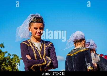 Tbilissi, Géorgie - 15 OCTOBRE : Portrait d'une femme habillée d'une robe traditionnelle géorgienne au festival. Octobre 2016 Banque D'Images