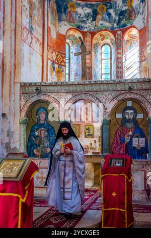 KUTAISI, GÉORGIE - 22 OCTOBRE : prêtre orthodoxe à la cérémonie dans le célèbre monastère de Ghélati. Monastère est partie du patrimoine mondial de l'UNESCO. Octobre 2016 Banque D'Images