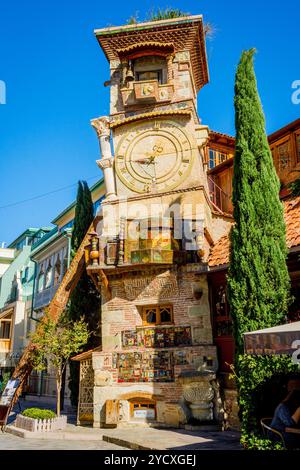 Tbilissi, Géorgie - 15 octobre : La tour de l'horloge à Sunshine, Tbilissi, Géorgie. Octobre 2016 Banque D'Images