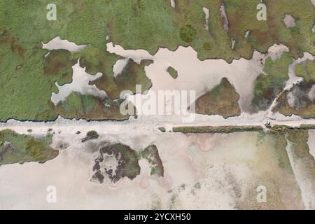 Cette image aérienne capture les anciennes salines d'Imon, Guadalajara, les plus anciennes d'Espagne. Les détails dans les textures et les couleurs soulignent l'interaction Banque D'Images