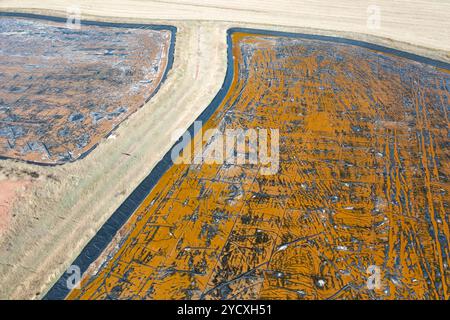 La prise de vue aérienne par drone capture les motifs complexes et les couleurs vives des salines historiques d'Imon, Guadalajara, montrant des textures formées par le sel, w Banque D'Images