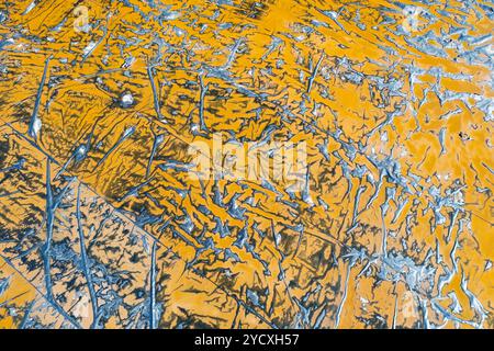 La prise de vue aérienne par drone capture les anciennes salines d'Imon à Guadalajara, en Espagne, mettant en valeur une superbe mosaïque de textures et de couleurs provenant de cristal de sel Banque D'Images