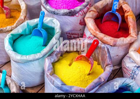 Coloré sec colorants et pigments en poudre dans des sacs Banque D'Images