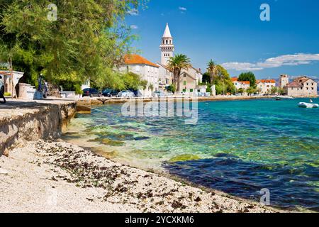 Kastel Stafilic landmarks et turquoise beach view Banque D'Images