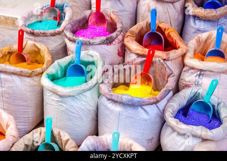 Coloré sec colorants et pigments en poudre dans des sacs Banque D'Images