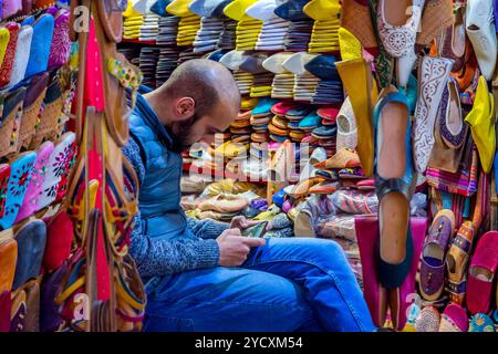 Chaussons colorés en cuir marocain à vendre Banque D'Images