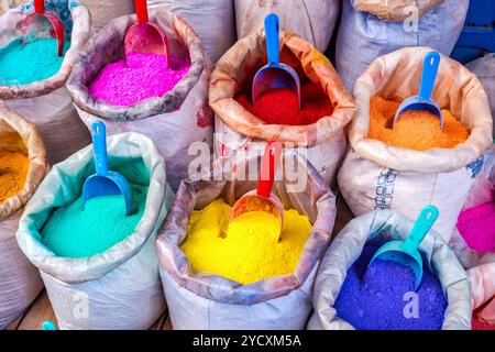 Coloré sec colorants et pigments en poudre dans des sacs Banque D'Images