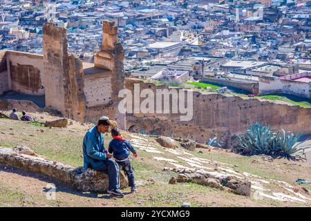 Un homme et un enfant à Fez Hill Banque D'Images