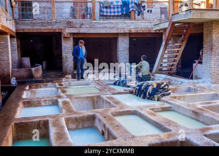 Je travaille dans des piscines de tannerie, Fès Banque D'Images