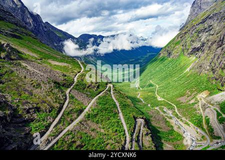 Troll's Path Trollstigen ou Trollstigveien route de montagne sinueuse. Banque D'Images